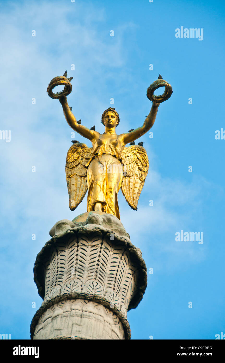 Parigi Francia Golden Angel Fontaine du Palmier monumento Foto Stock