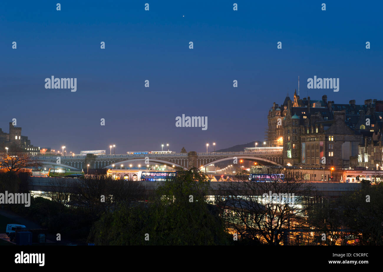 Vista notturna da Princes Street Gardens del ponte nord e il vecchio edificio scozzese di Edimburgo, in Scozia. Foto Stock