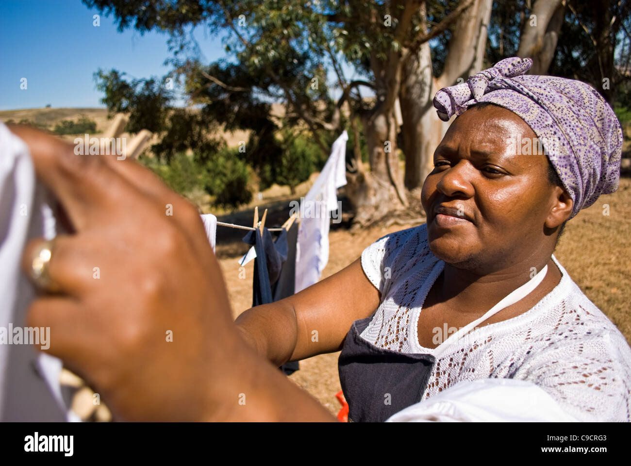 Una cameriera appendere fuori il lavaggio in una fattoria in Sud Africa. Foto Stock