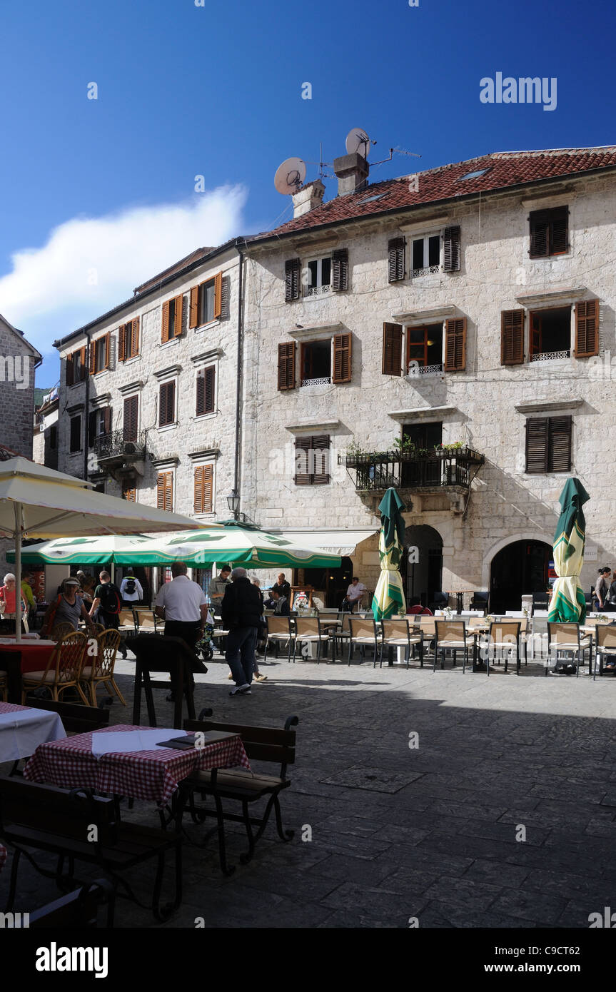 Pjaca od muzejo (Museum Square) nella vecchia città di Kotor, Montenegro Foto Stock