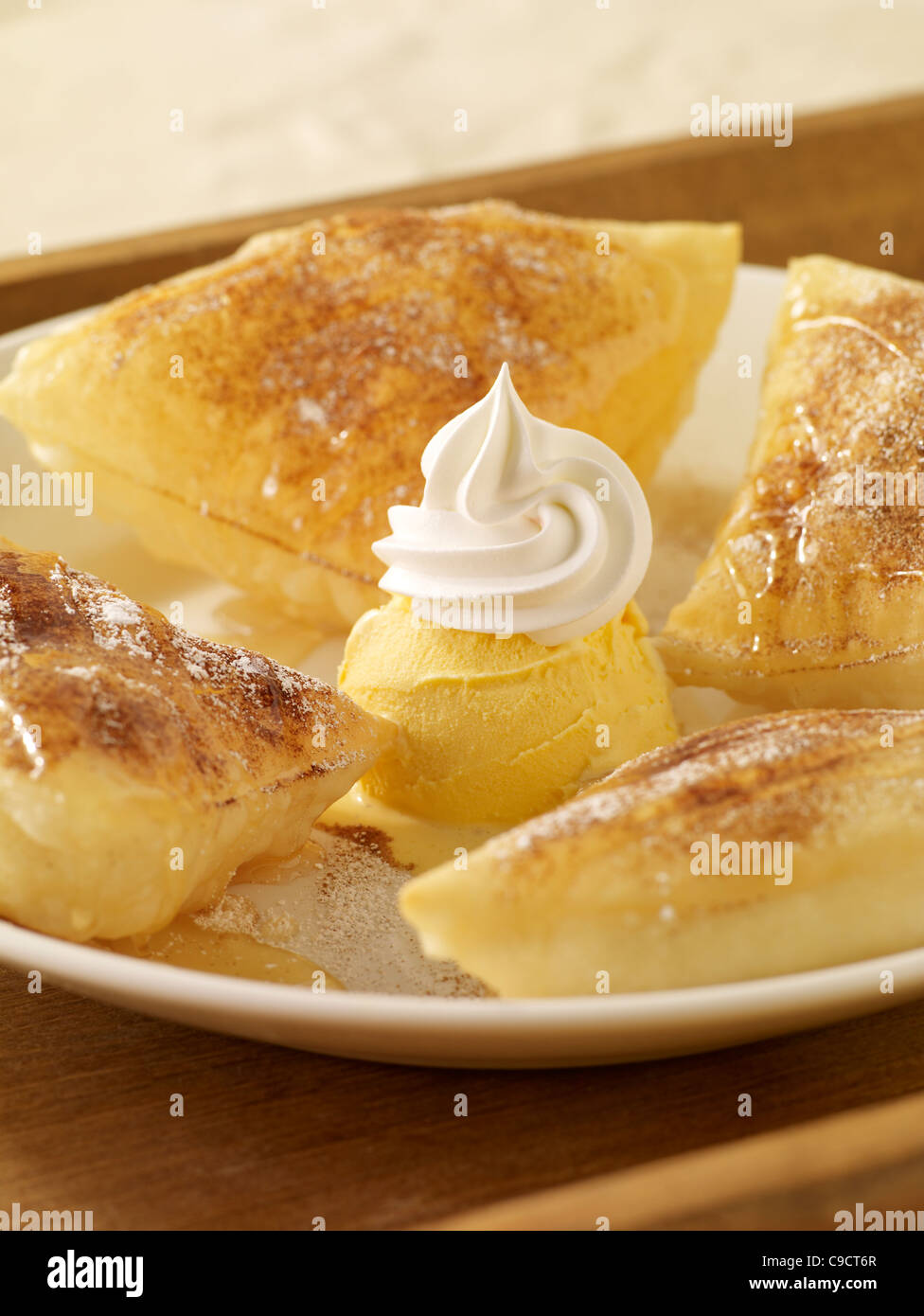 Sopapillas con gelato alla vaniglia e panna montata Foto Stock
