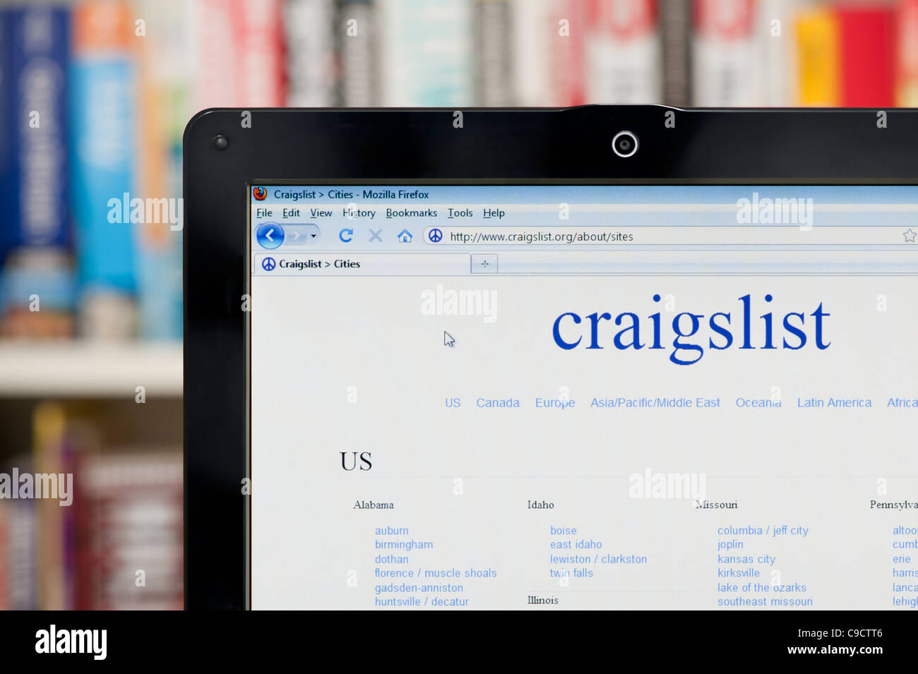 Il sito web di Craigslist sparato contro una libreria sullo sfondo (solo uso editoriale: -print, TV, e-book e Redazione sito web). Foto Stock