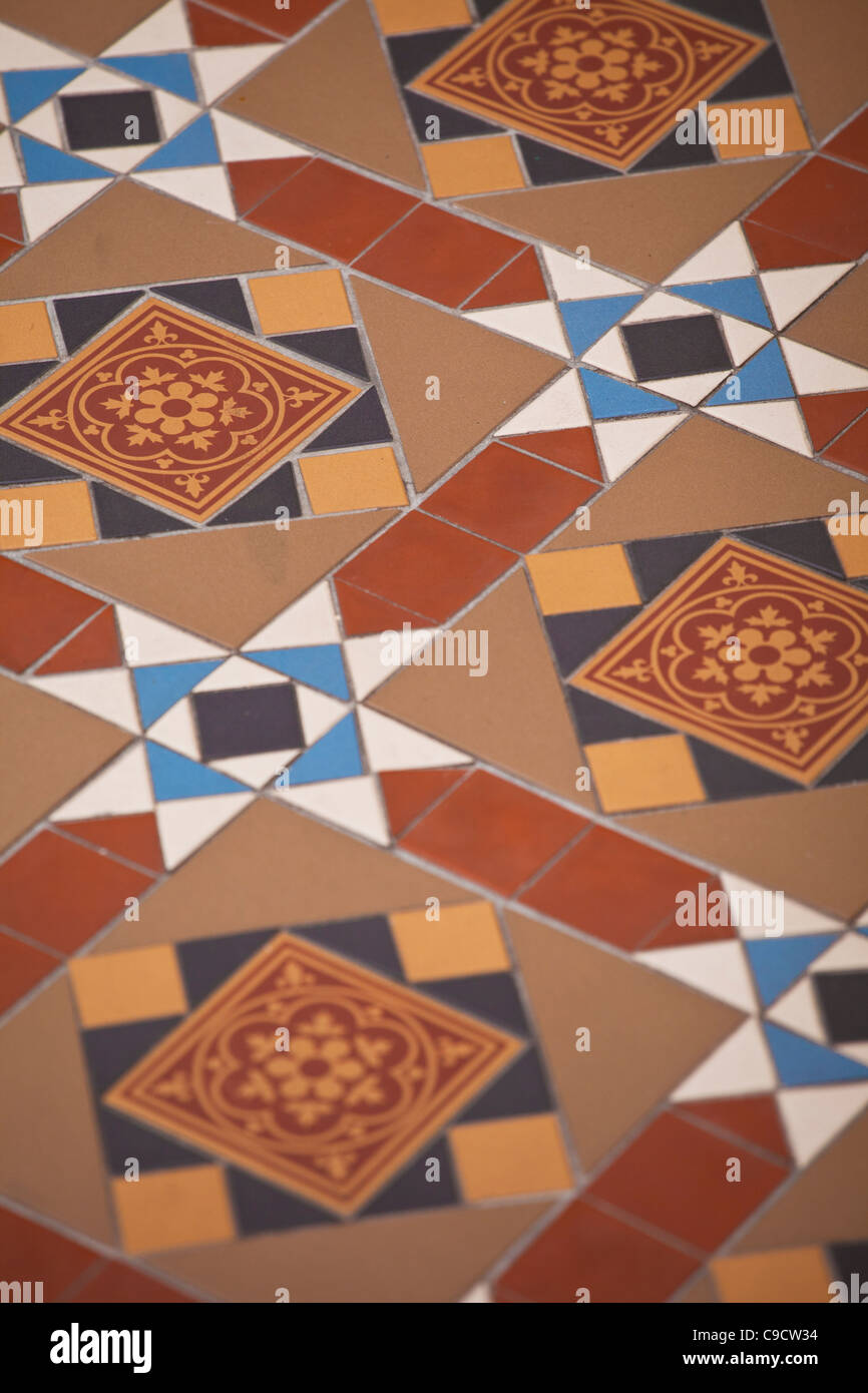 Melbourne modellato storico percorso di argilla piastrelle per pavimento visto in entrambi i privati e pubblici pensiero case della città. Foto Stock