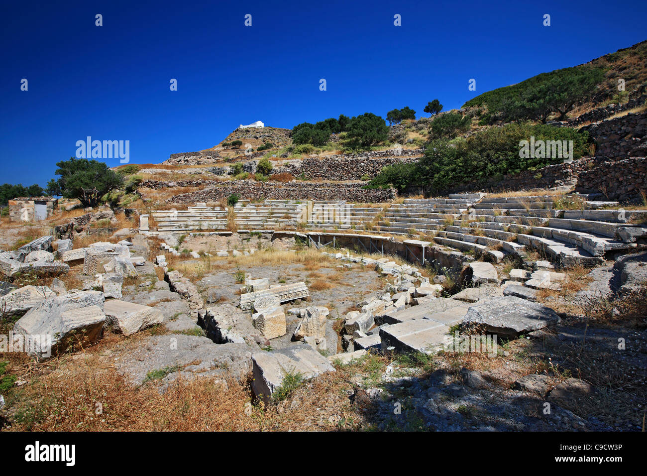 Il teatro antico di isola di Milos, proprio sopra il villaggio Klima, Cicladi Grecia Foto Stock
