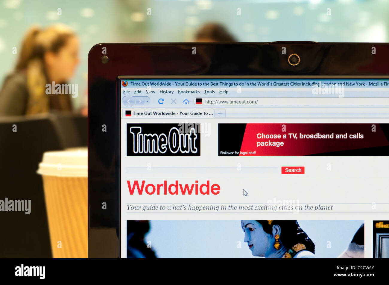 Il tempo fuori sito web in tutto il mondo girato in una caffetteria ambiente (solo uso editoriale: -print, TV, e-book e Redazione sito web). Foto Stock