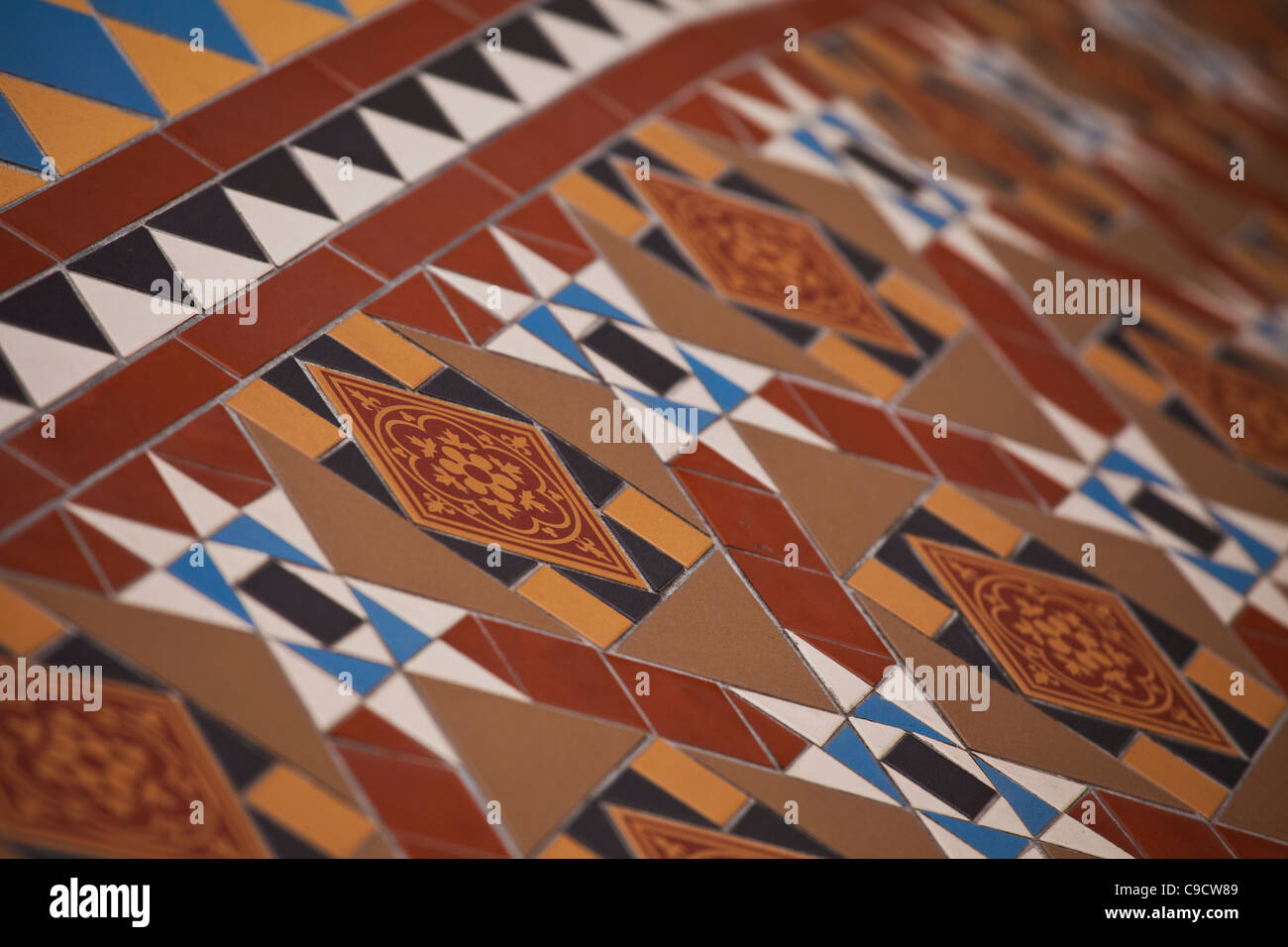 Melbourne modellato storico percorso di argilla piastrelle per pavimento visto in entrambi i privati e pubblici pensiero case della città. Foto Stock