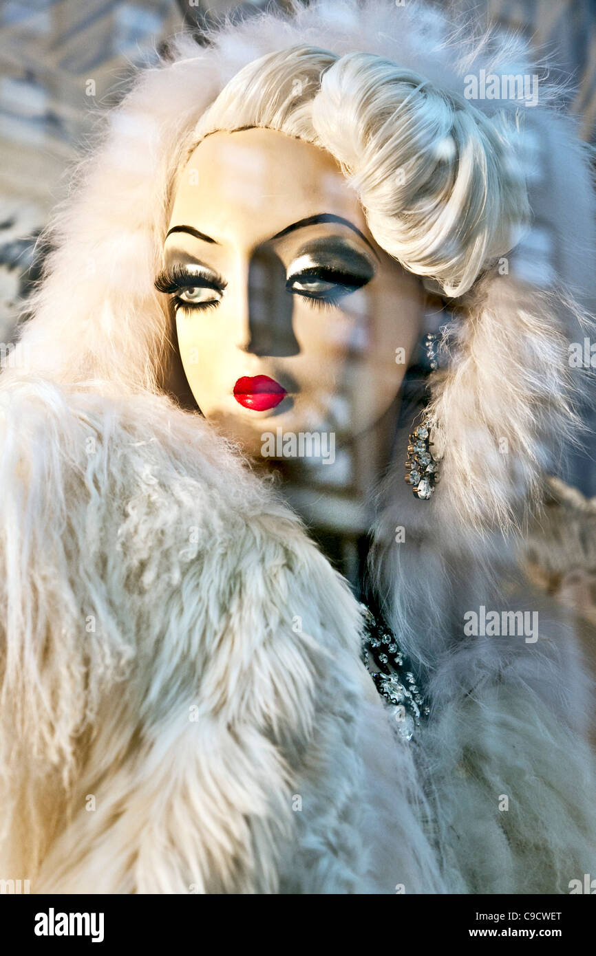 Ancorato lungo biondo platino manichino con labbra rosebud indossa la pelliccia bianca e diamanti in Bergdorf Goodman 2011 Natale finestra NYC Foto Stock