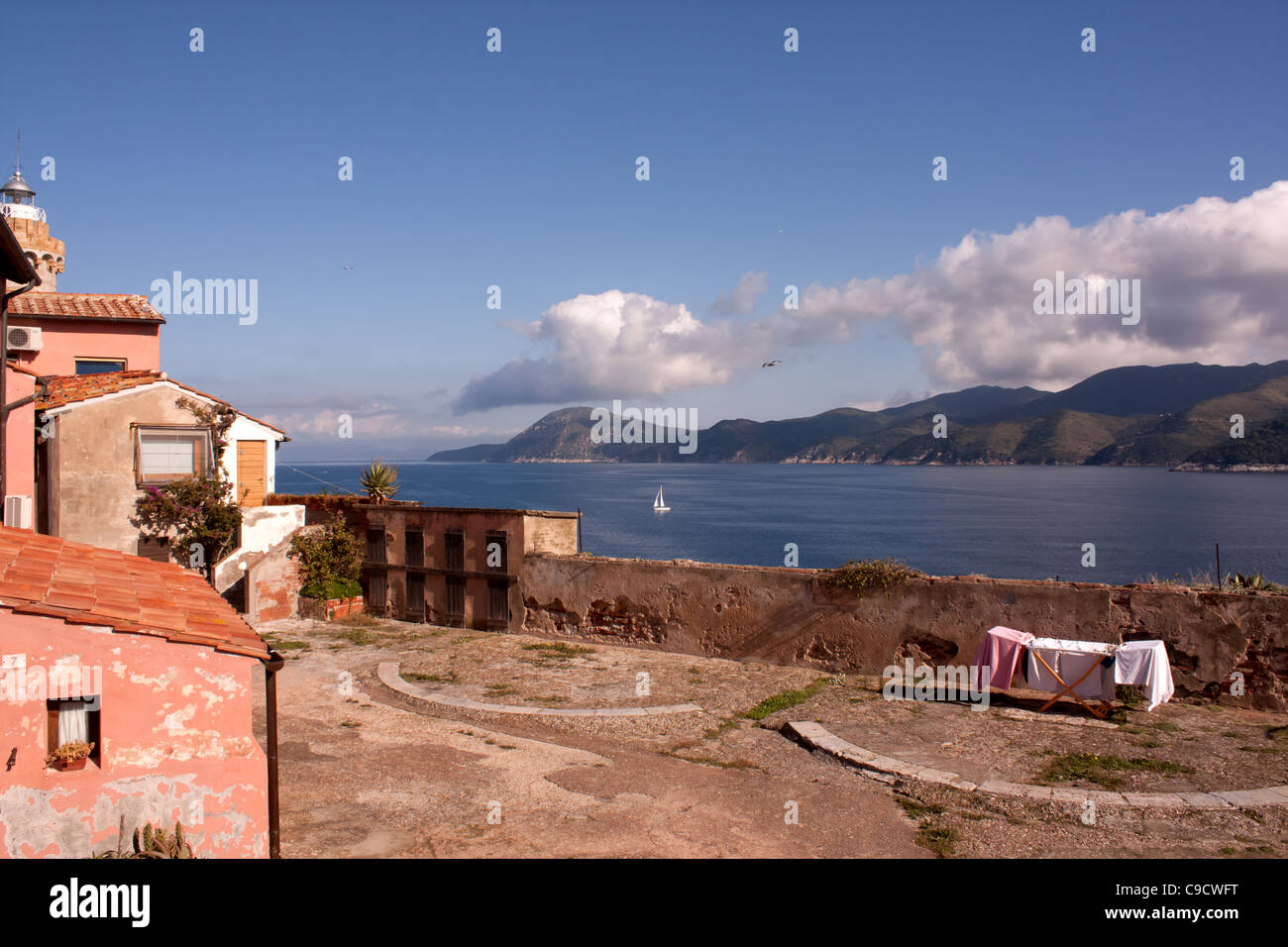 Grande spianata al di sopra del mare, Forte Stella, Portoferraio, Isola d'Elba, Italia. Foto Stock