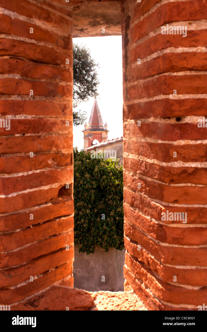 Vista attraverso le vecchie mura - Portoferraio, Isola d'Elba, Italia. Foto Stock