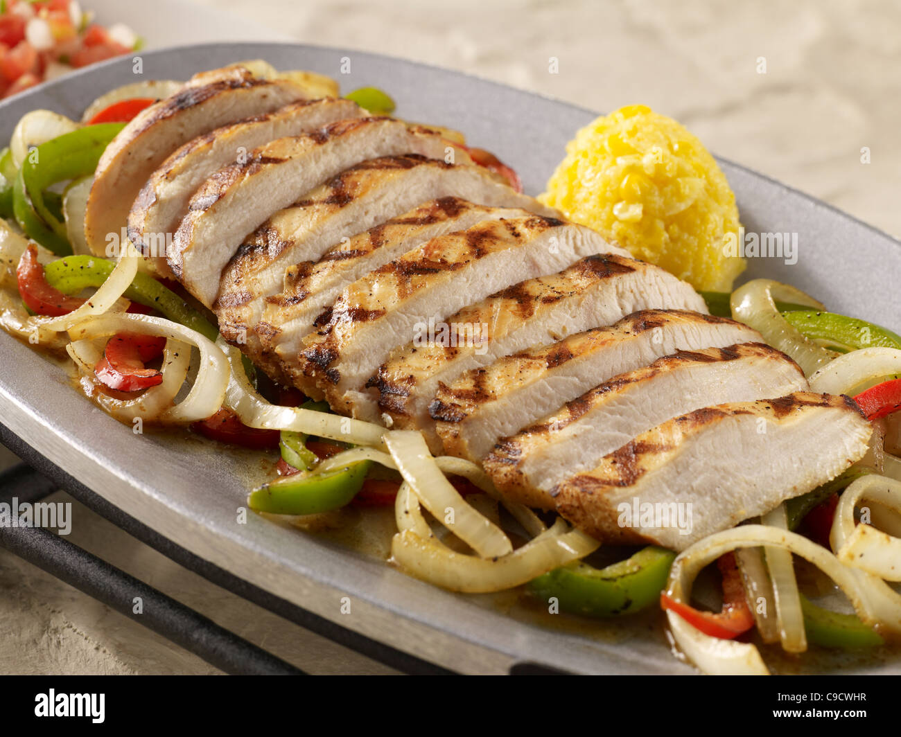 Pollo alla griglia fajita sopra le verdure Foto Stock