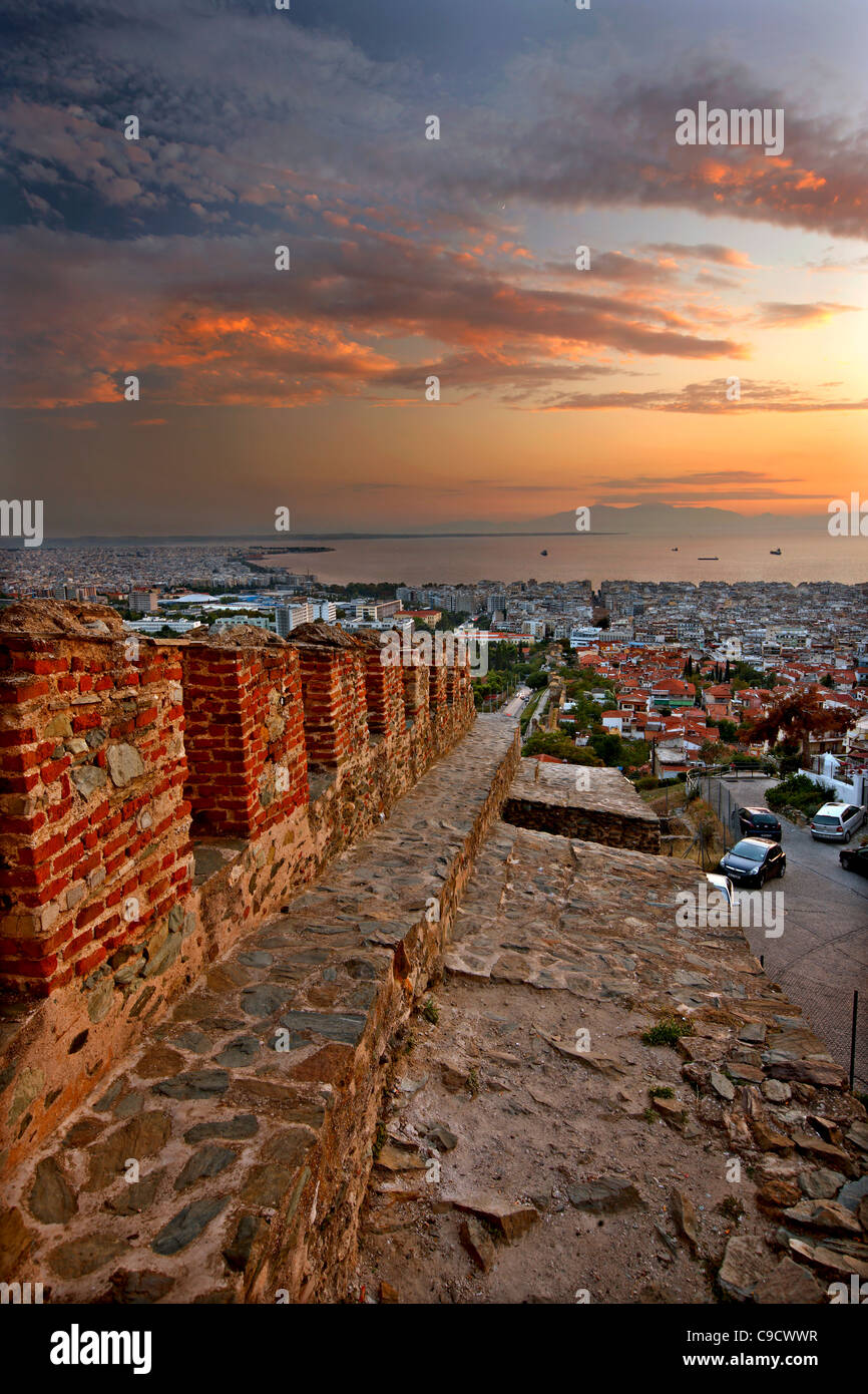 Vista panoramica di Salonicco da pareti ("Torre Trigoniou') di Ano Poli (significa 'Città Alta'). Macedonia, Grecia Foto Stock