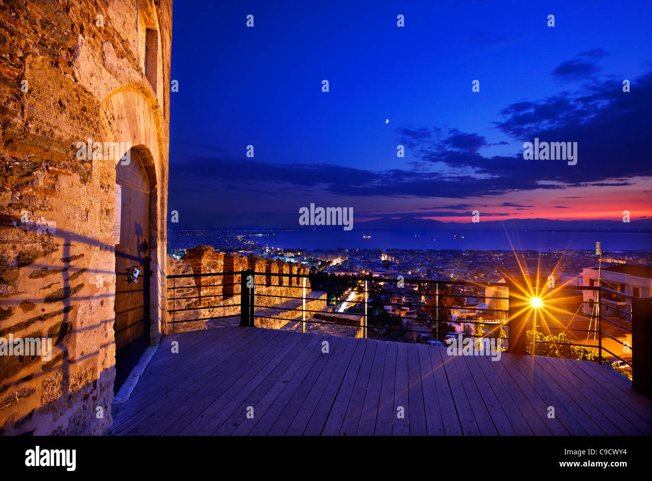 Il Pyrgos Trigoniou ("Torre Trigoniou") e parte delle pareti in Ano Poli ("città alta'), Salonicco, Macedonia, Grecia Foto Stock