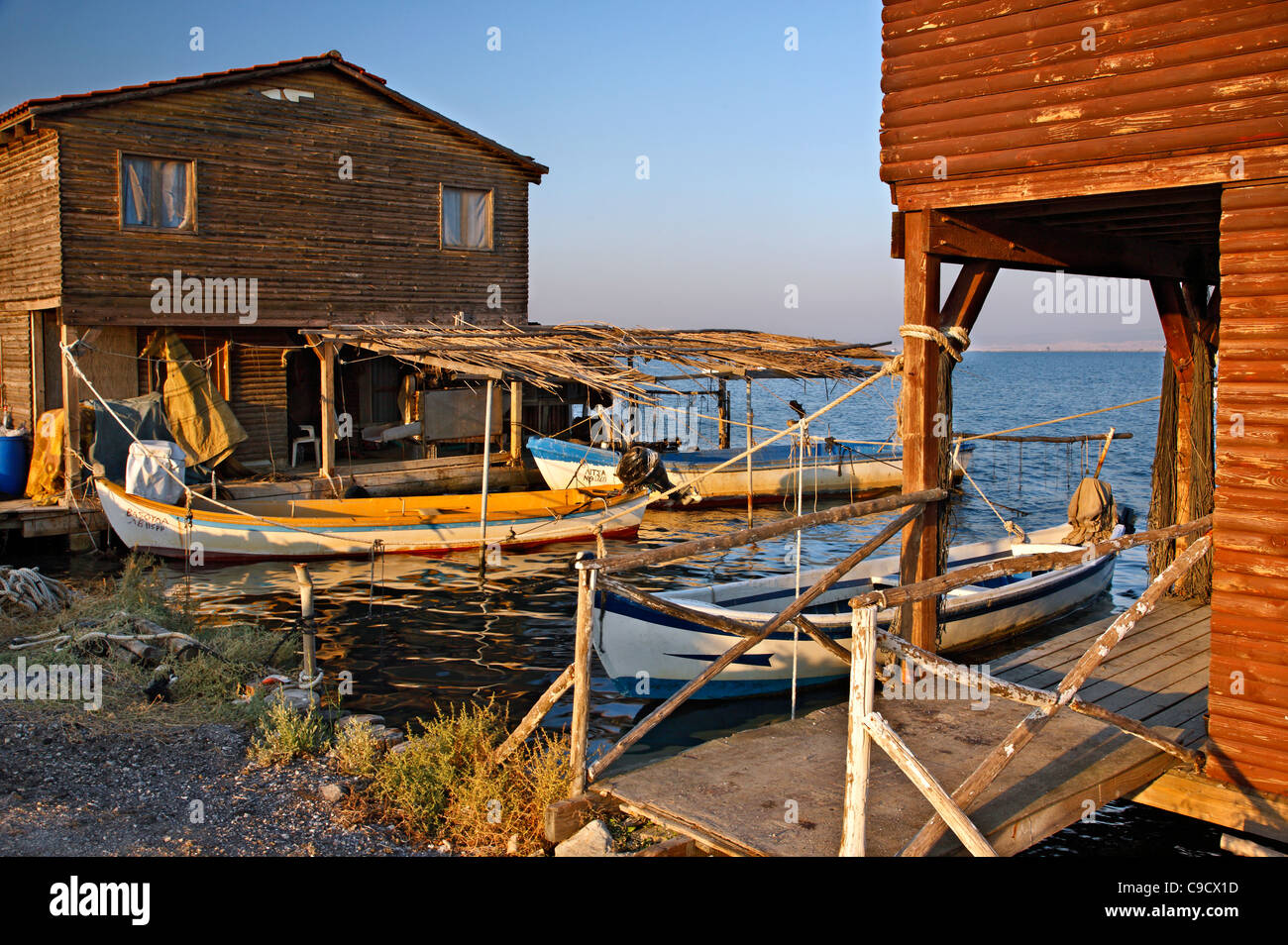 Le cabine dei coltivatori di mitili da Chalastra, delta del fiume Axios, Salonicco, Macedonia, Grecia. Foto Stock