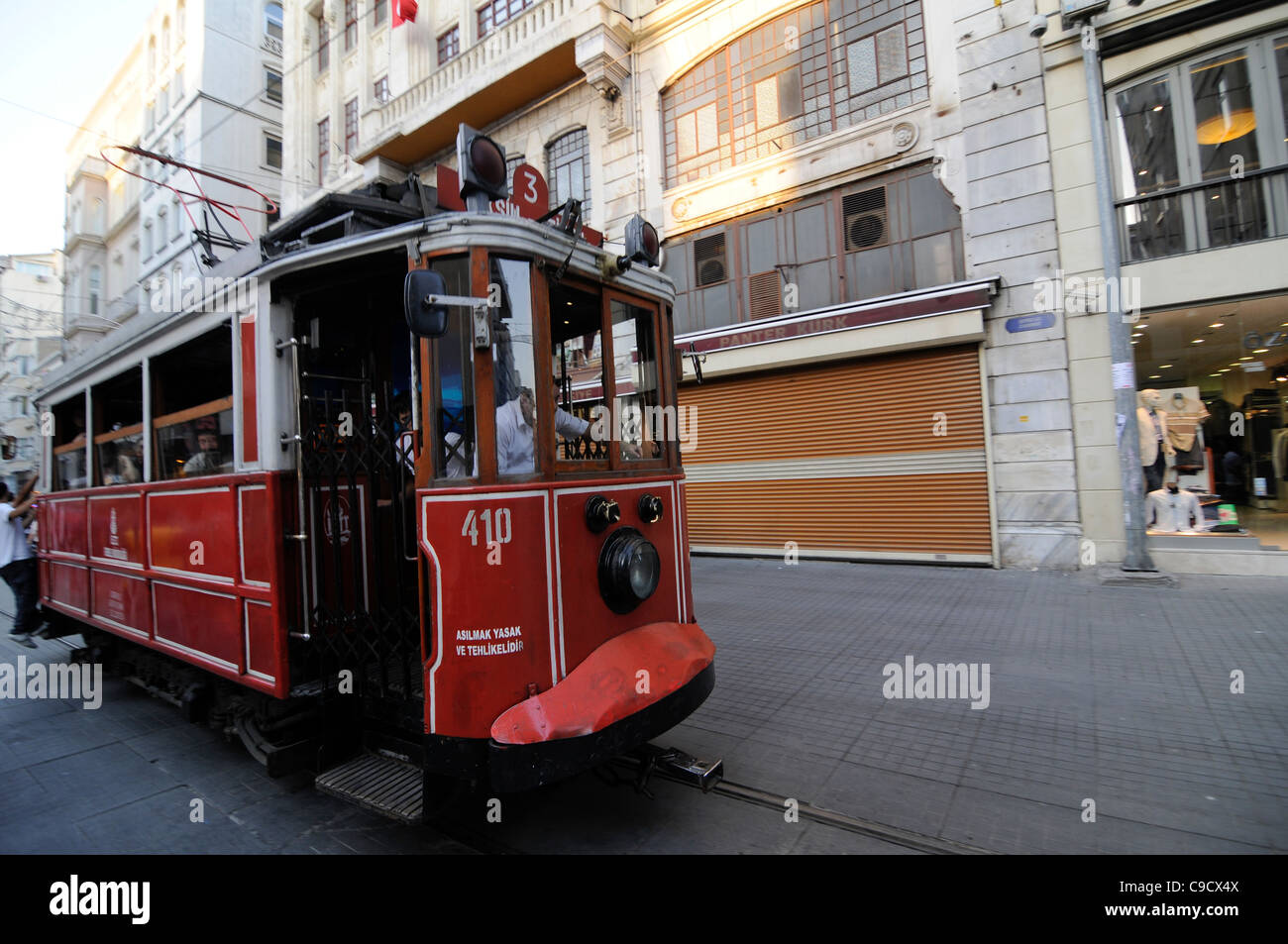 Tram nostalgico di Istanbul, viale Istiklal (linea Taksim-Tünel) Foto Stock