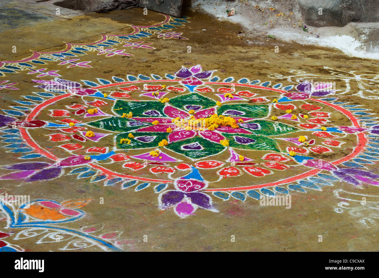Rangoli design in un Indiano street durante il periodo del festival Foto Stock