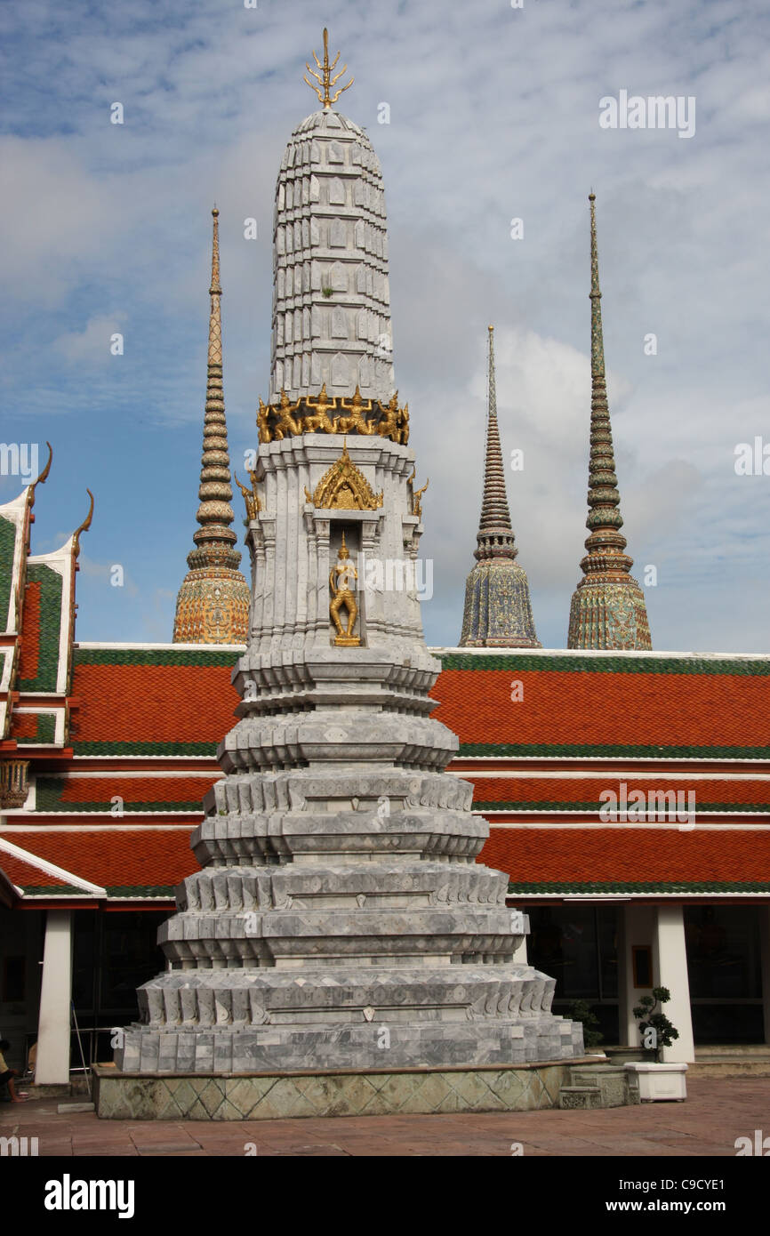 Stopas ed edifici di Wat Pho, il Tempio del Buddha Reclinato, Bangkok Foto Stock