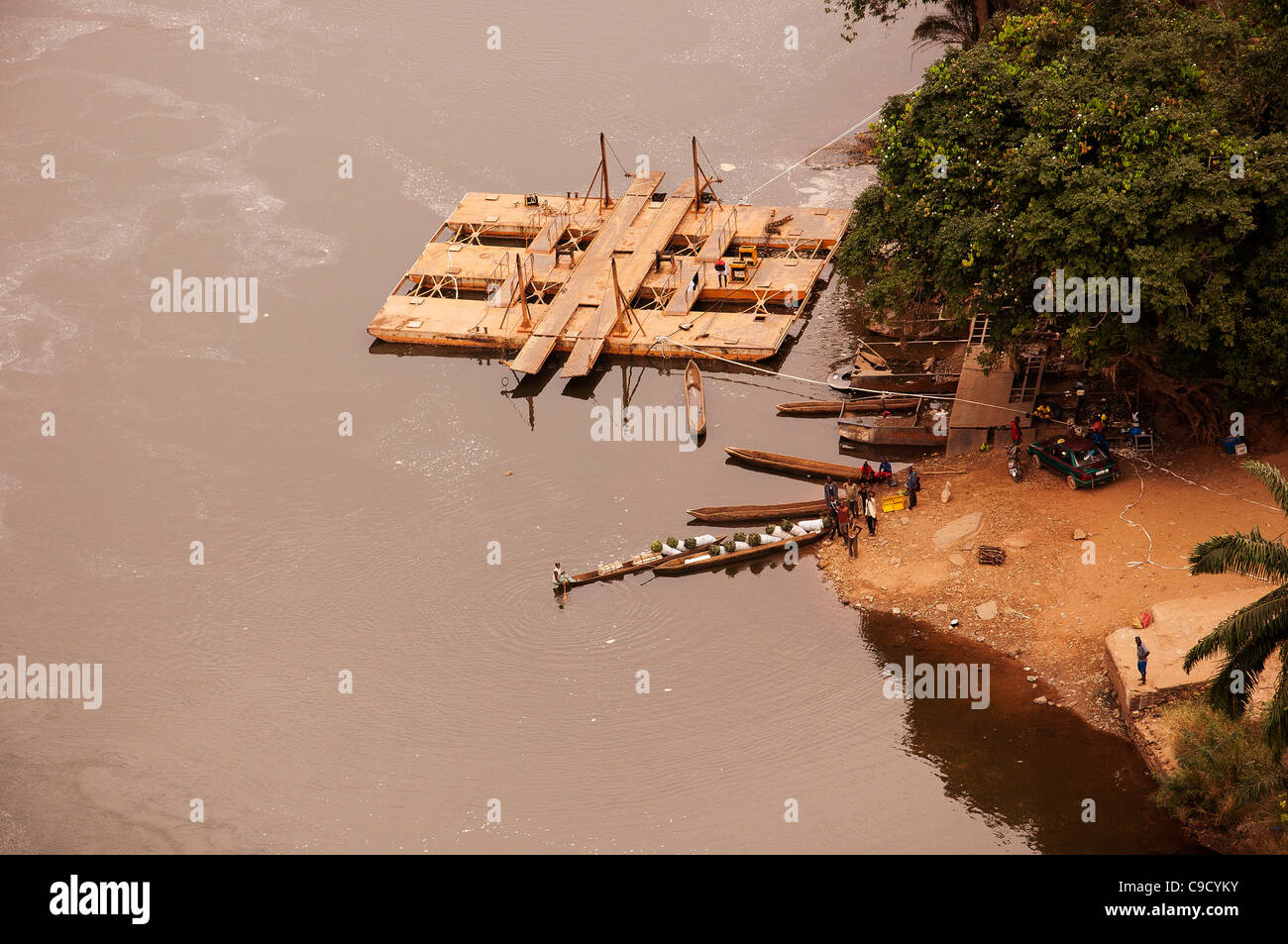 Vista aerea di un cavo traghetto sul Fiume Niari, Bouenza Provincia, Repubblica del Congo. Foto Stock