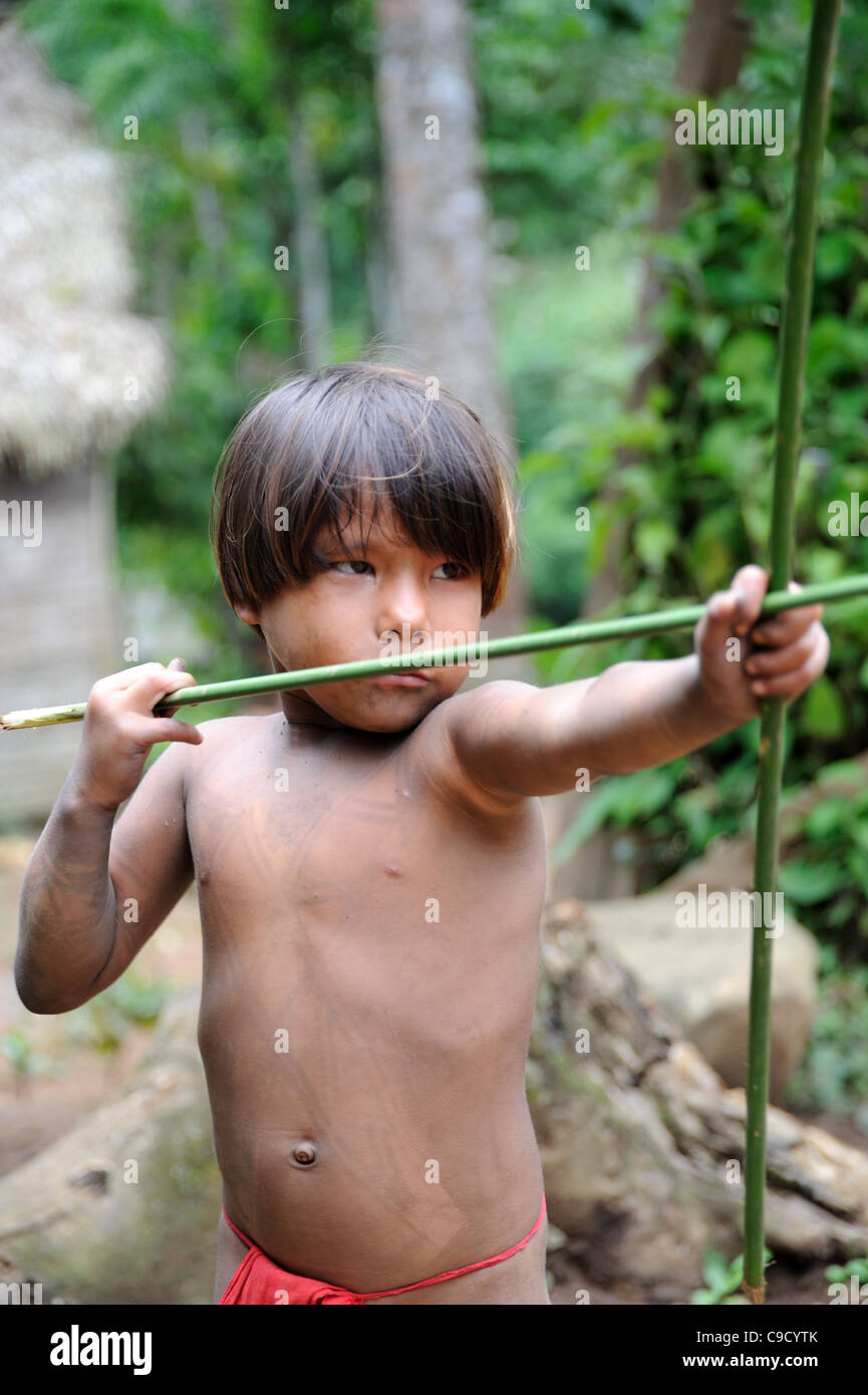Embera bambino che gioca a caccia con arco e freccia in Embera Puru comunità indigena in Panama Foto Stock