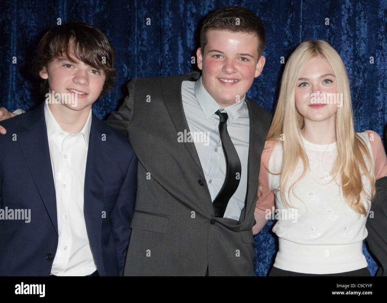 Joel Courtney, Riley Griffiths, Elle Fanning all'interno per il Super 8 Blu-ray e DVD Release Party, Samuel Goldwyn Theatre al AMPAS, Los Angeles, CA Novembre 22, 2011. Foto di: Emiley Schweich/Everett Collection Foto Stock