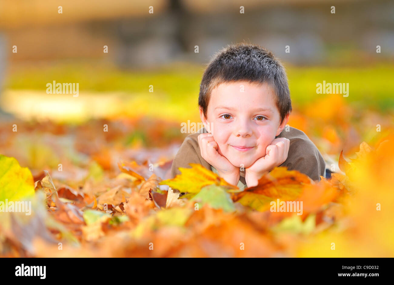 Kid giocando con foglie Foto Stock