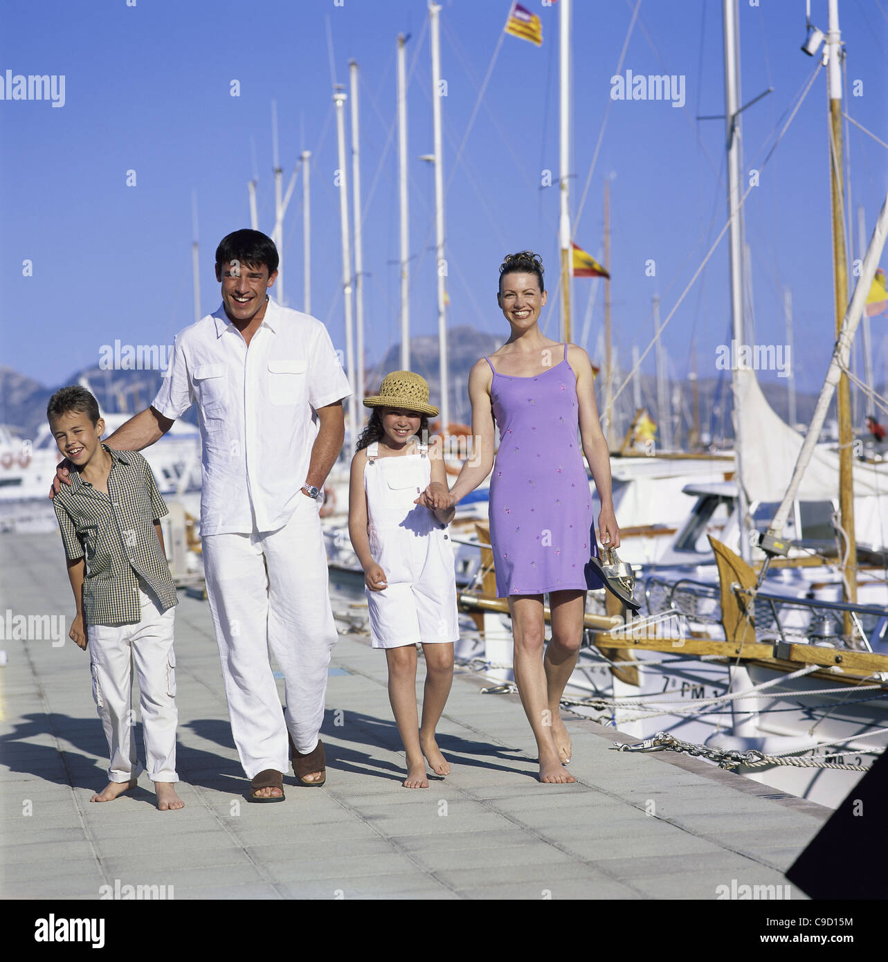 Ritratto di genitori e i loro figli a camminare su un molo Foto Stock