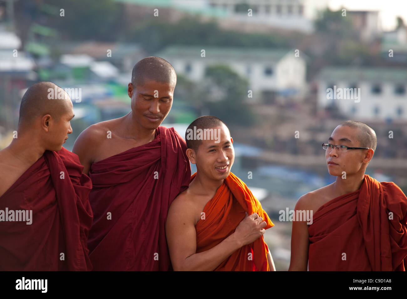 GOLDEN ROCK, MYANMAR - Jan 28: i monaci buddisti al Golden Rock on gennaio 28, 2011 in Kyaiktiyo, Myanmar. Foto Stock