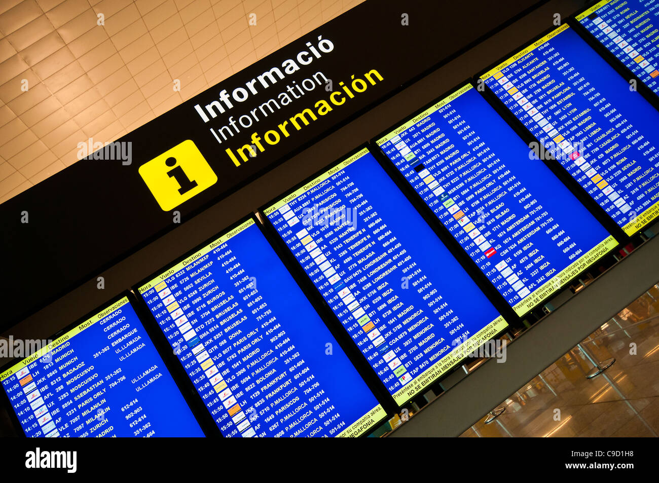 Partenze Tabellone Elettronico Barcellona Aeroporto Internazionale El Prat La Catalogna Spagna Foto Stock Alamy