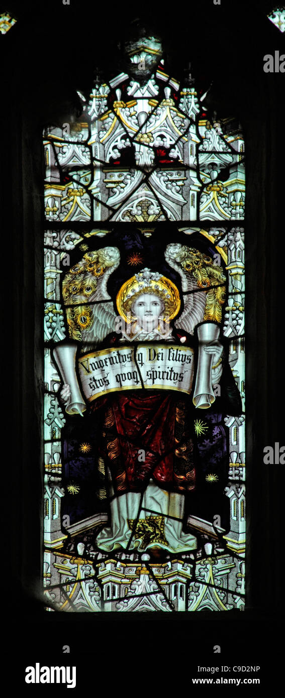 Finestra di vetro colorato dal Kempe Studios raffigurante un angelo, Santa Maria Vergine Chiesa, Cannington, Somerset, Inghilterra; Foto Stock Finestra di vetro colorato dal Kempe Studios raffigurante un angelo, Santa Maria Vergine Chiesa, Cannington, Somerset, Inghilterra; Foto Stock