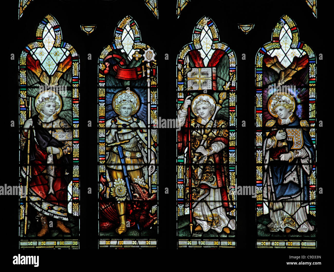 Vetrata dei Kempe Studios raffigurante Arcangels, St Etheldreda's, West Quantoxhead, Somerset, Inghilterra Foto Stock