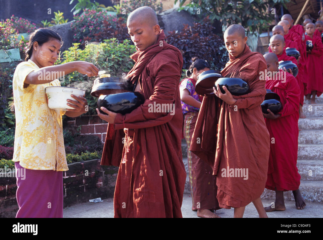 Pagoda Kyaiktiyo, Golden Rock, monaci fuori per mattina alms Foto Stock