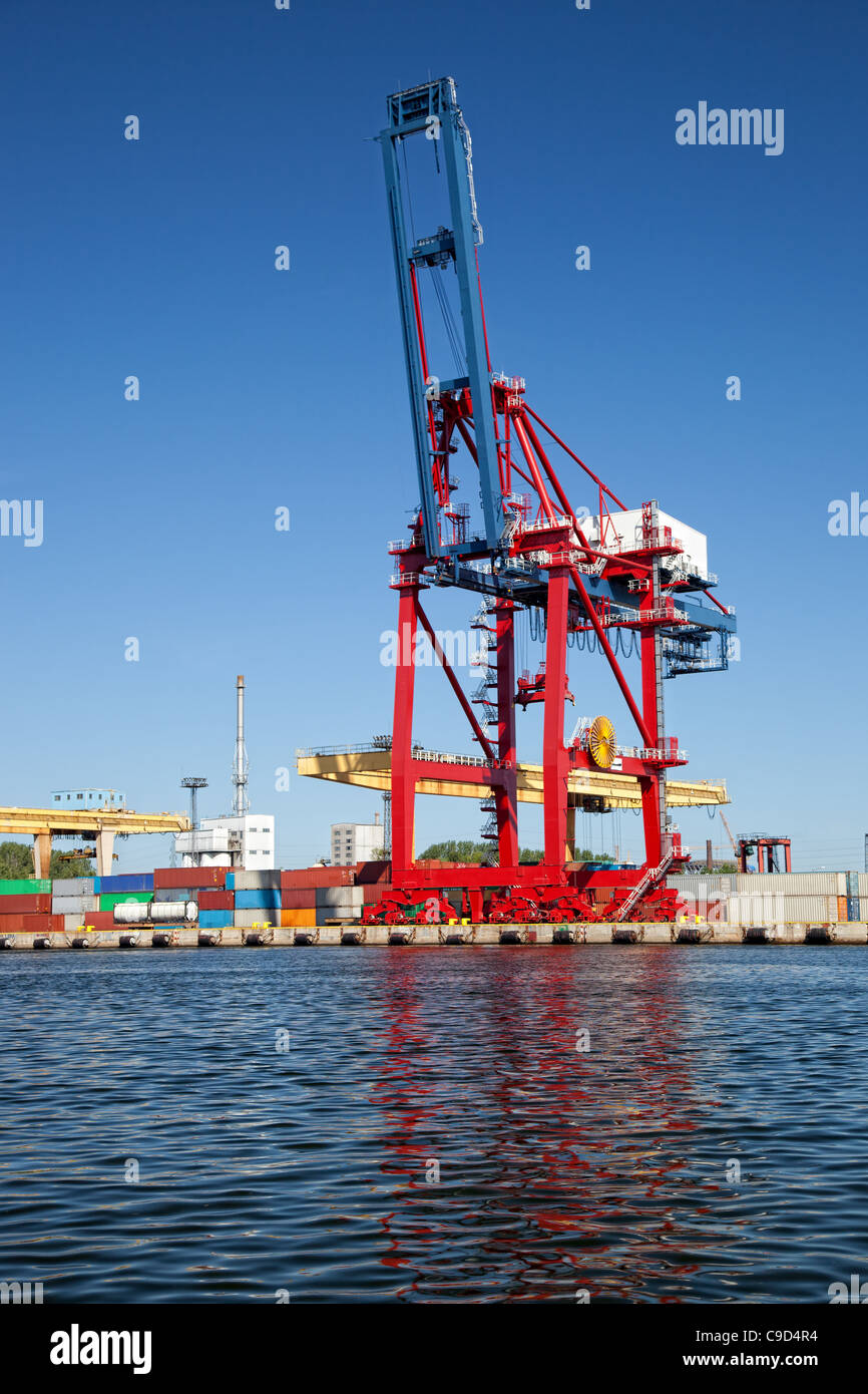 Gantry cranes in un porto su uno sfondo di cielo blu. Foto Stock