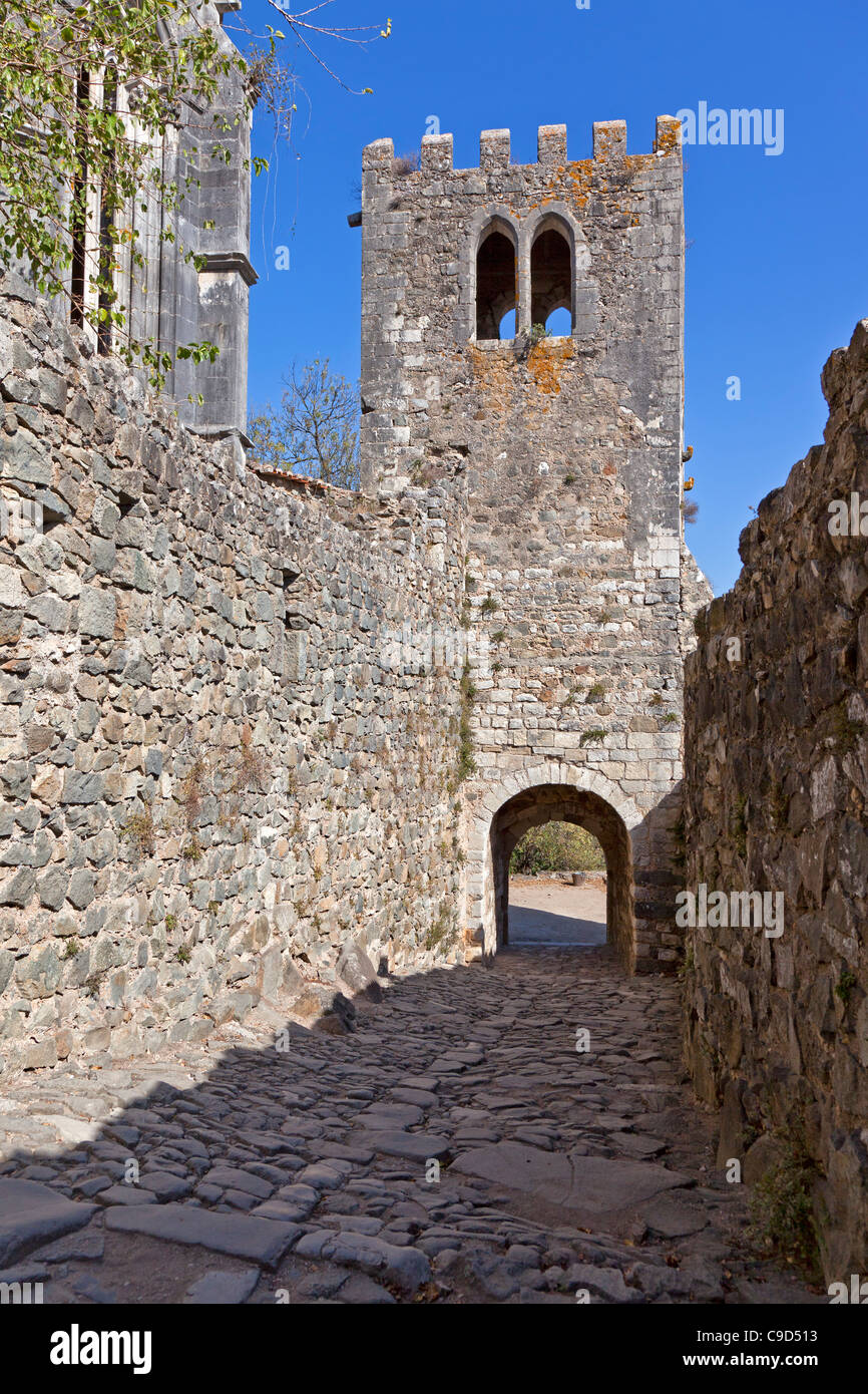 Il campanile di Santa Maria da Pena chiesa (aka Santa Maria da Pena) nel castello di Leiria. Leiria, Portogallo. Foto Stock