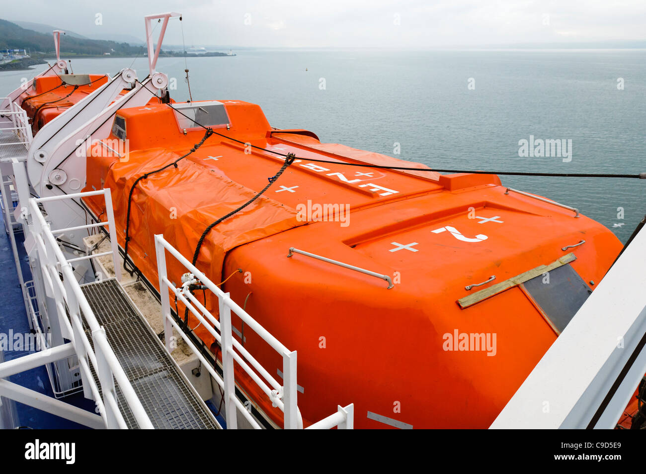 Le imbarcazioni di salvataggio su gruette a bordo di una nave. Foto Stock