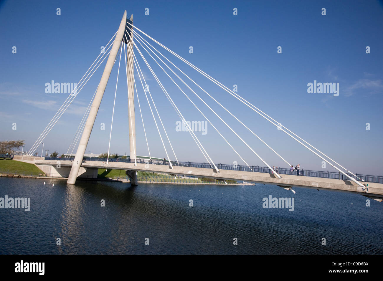Moderno ponte sopra il lago marino, Southport Foto Stock