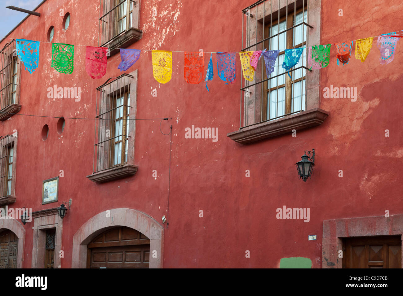 Bandiere, Messico Guanajuato, San Miguel De Allende, bandiere tra gli edifici Foto Stock