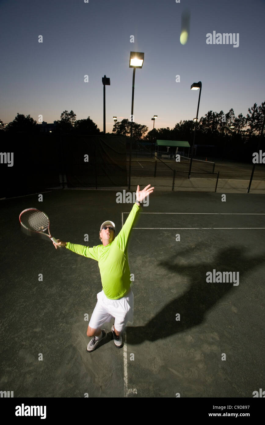 Giocatore di tennis che serve Foto Stock