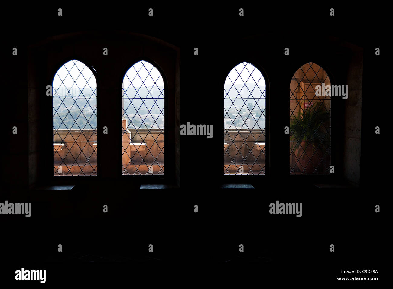 Finestre gotiche nella sontuosa residenza (Paços Novos) di Leiria casta. Leiria, Portogallo. Foto Stock
