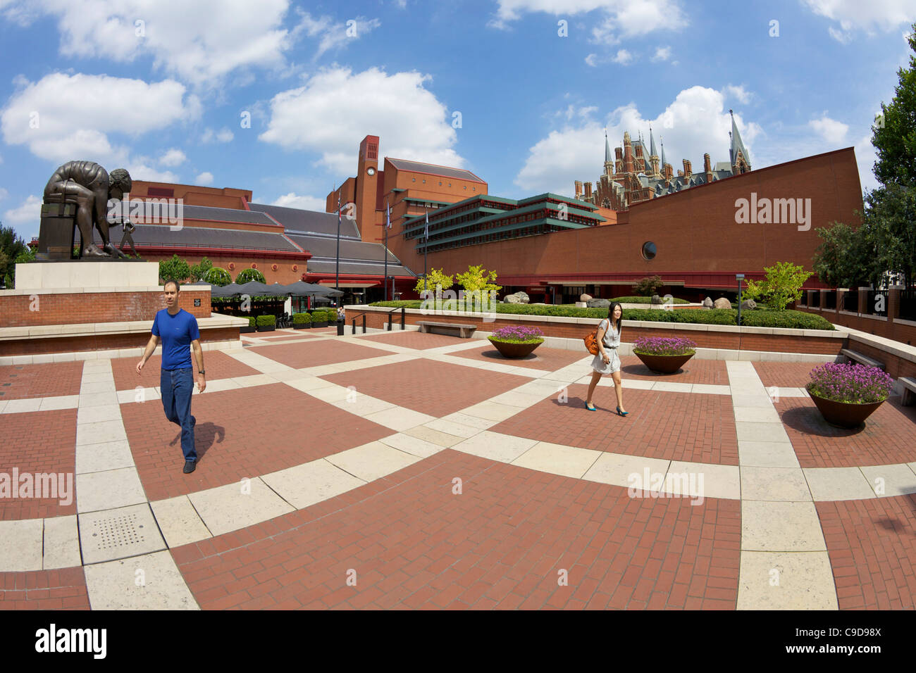 British Library cortile con la statua di Isaac Newton, con St Pancras Stazione ferroviaria dietro, Euston Road, Londra, Inghilterra, Regno Unito Foto Stock