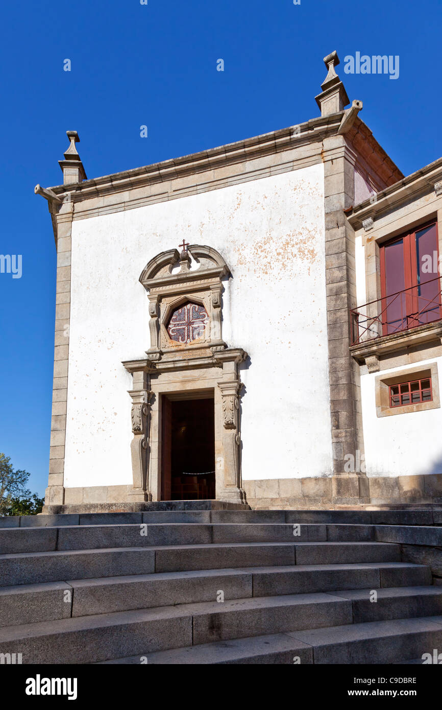 Nossa Senhora da Esperança cappella nella parete esterna del castello di Feira. Santa Maria da Feira, Portogallo. Foto Stock