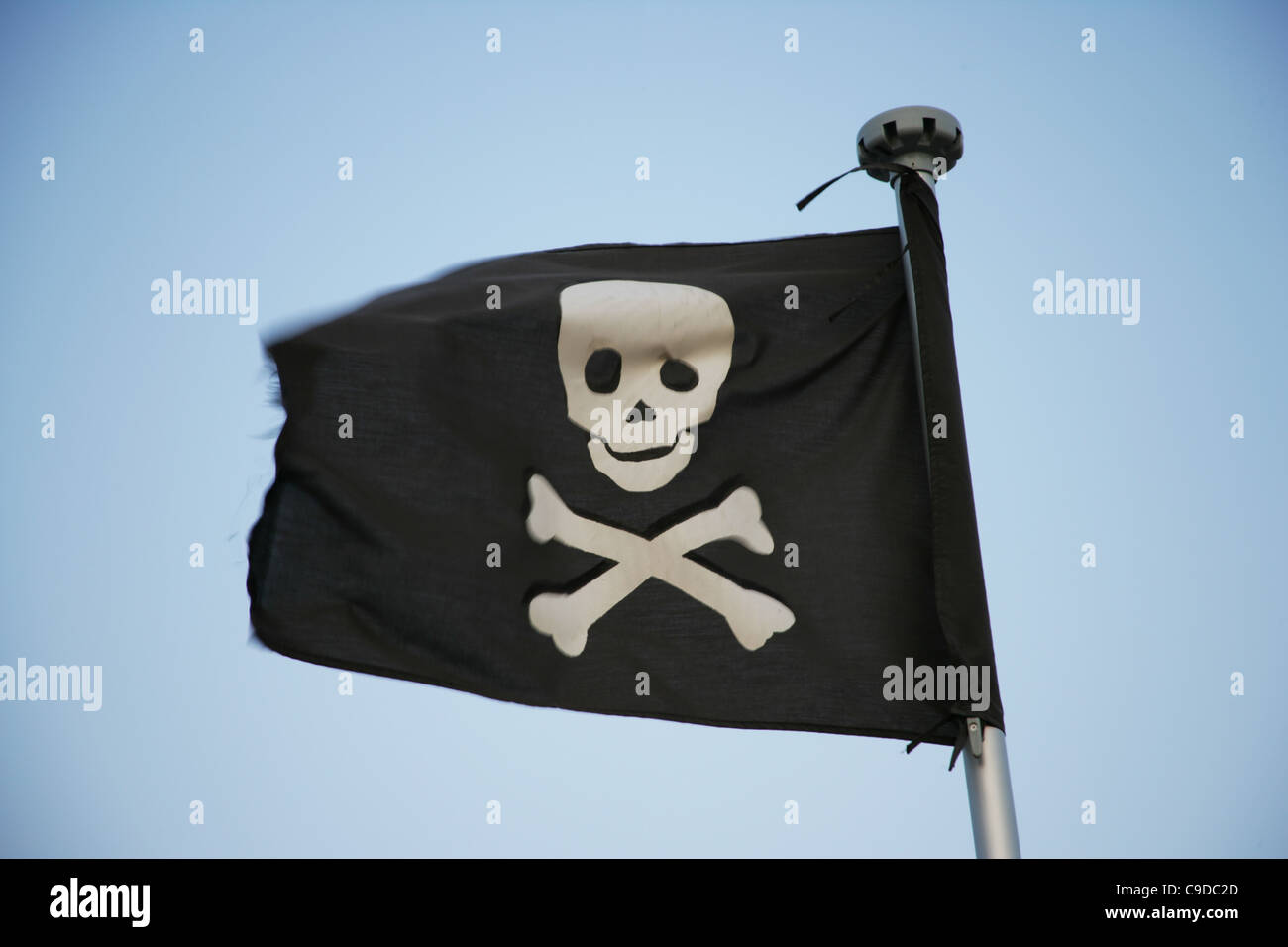 Jolly Roger sventolare. Foto Stock
