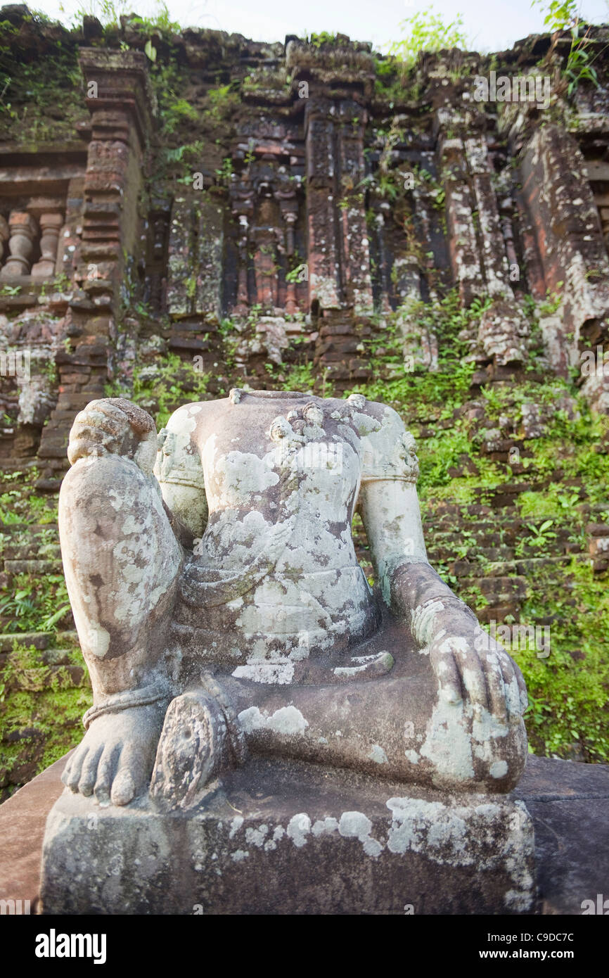 Il Vietnam, mio figlio, Cham rovine, decapitati statua del Buddha Foto Stock