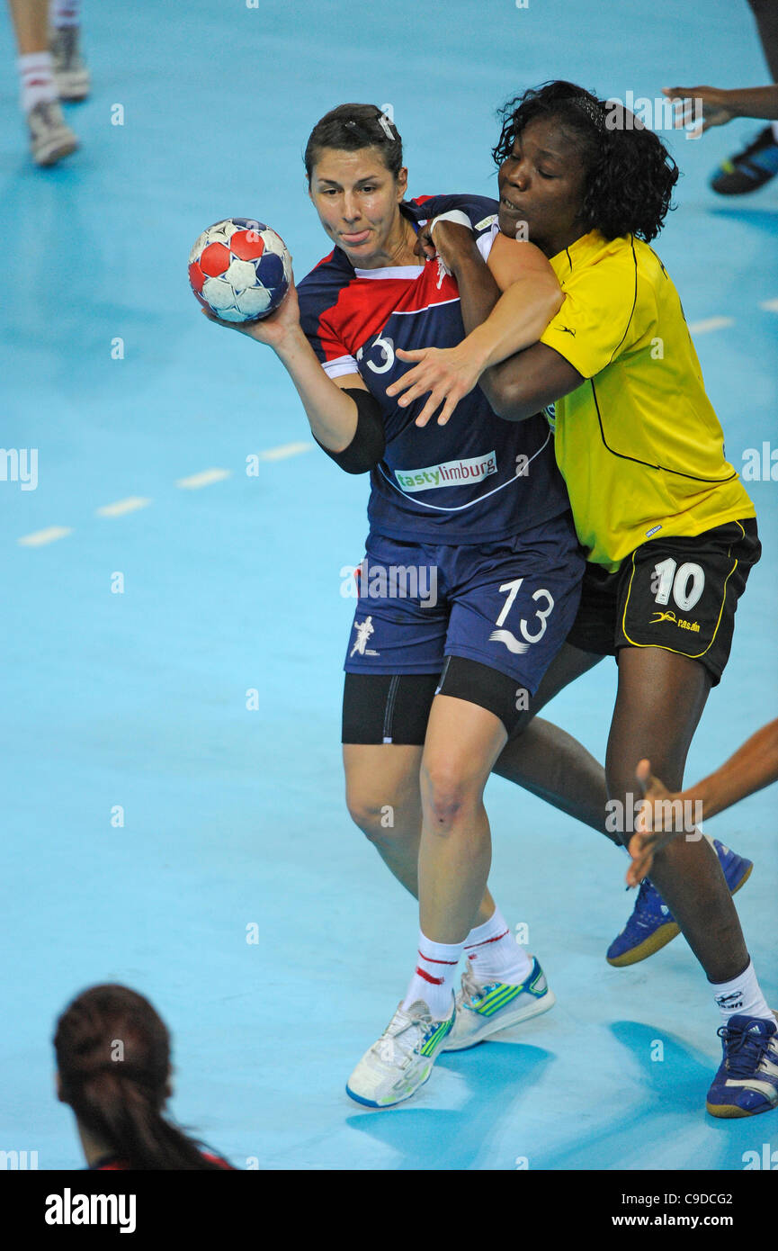 Yvonne LEUTHOLD (GBR) tiene fuori Sambovo Isabel FERBNANDES (ANG) durante il London prepara la pallamano Evento di prova - Gran Bretagna v Angola, pallamano Arena, Olympic Park, Londra, Inghilterra Novembre 23, 2011. La Gran Bretagna è andato a vincere 22 - 20 Foto Stock