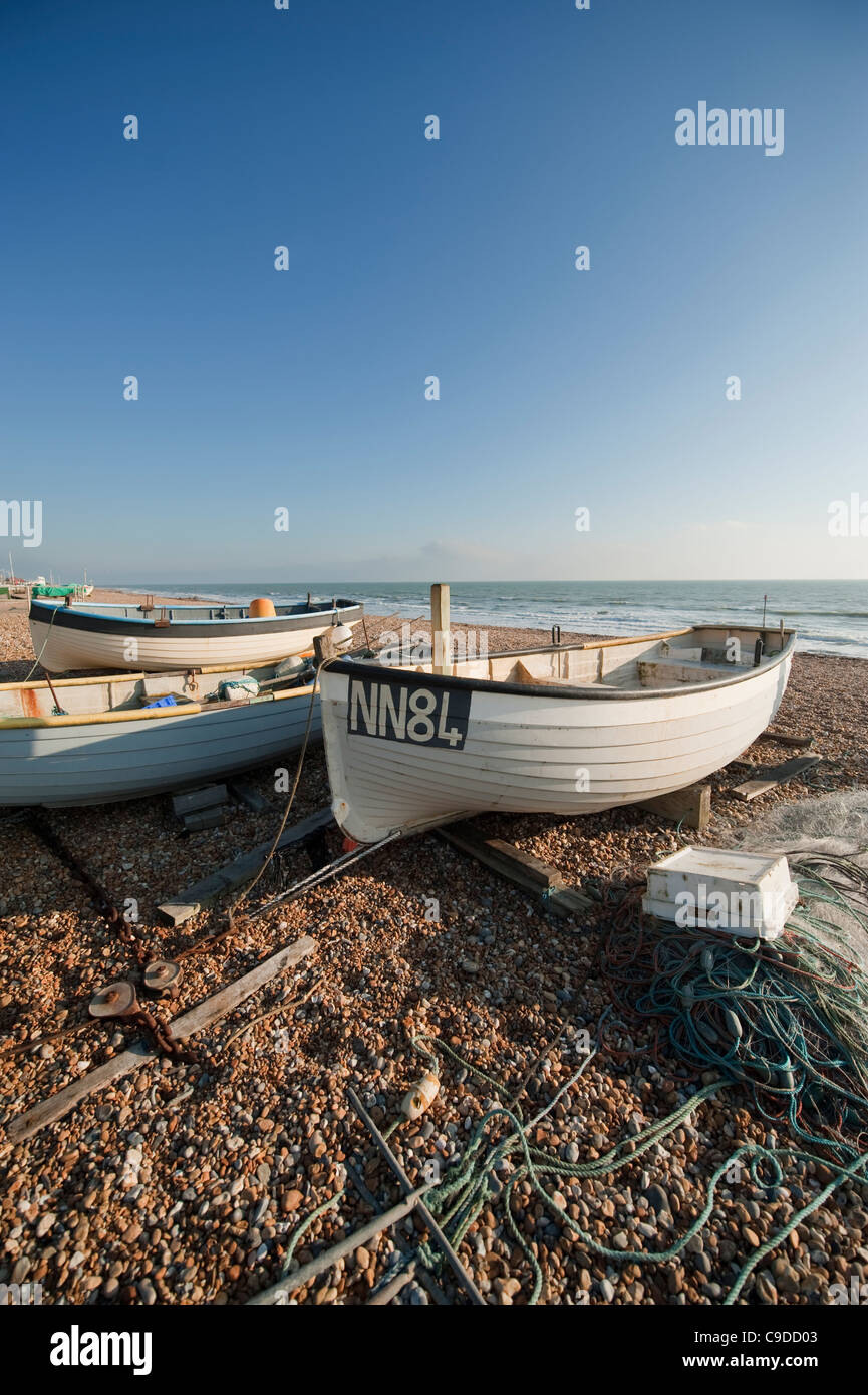 Spiaggiata barche da pesca a Bexhill on Sea, East Sussex, Inghilterra Foto Stock