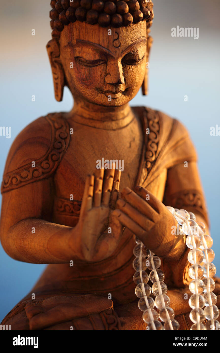 Maitreya il futuro Buddha tenendo in mano un cristallo japamala India Foto Stock