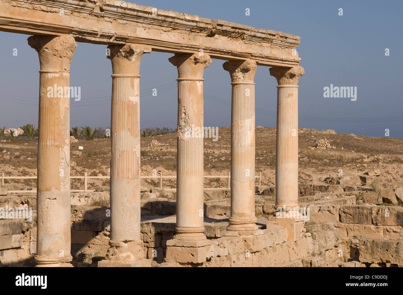 Resti di edifici in un'antica città romana, Sabratha, Tripolitania, Libia Foto Stock