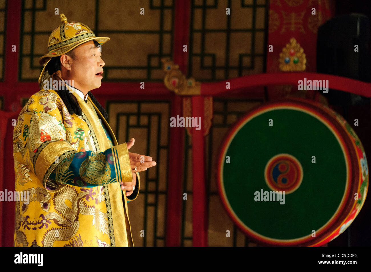 Khoomi cantante di Tumen Ekh ensemble esegue la tradizionale canzone mongola ad Ulan Bator. Foto Stock