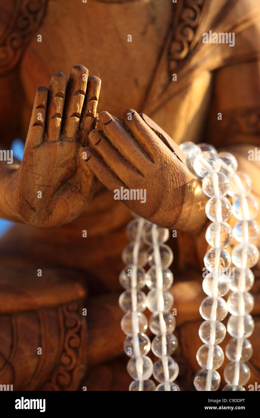Maitreya il futuro Buddha tenendo in mano un cristallo japamala India Foto Stock