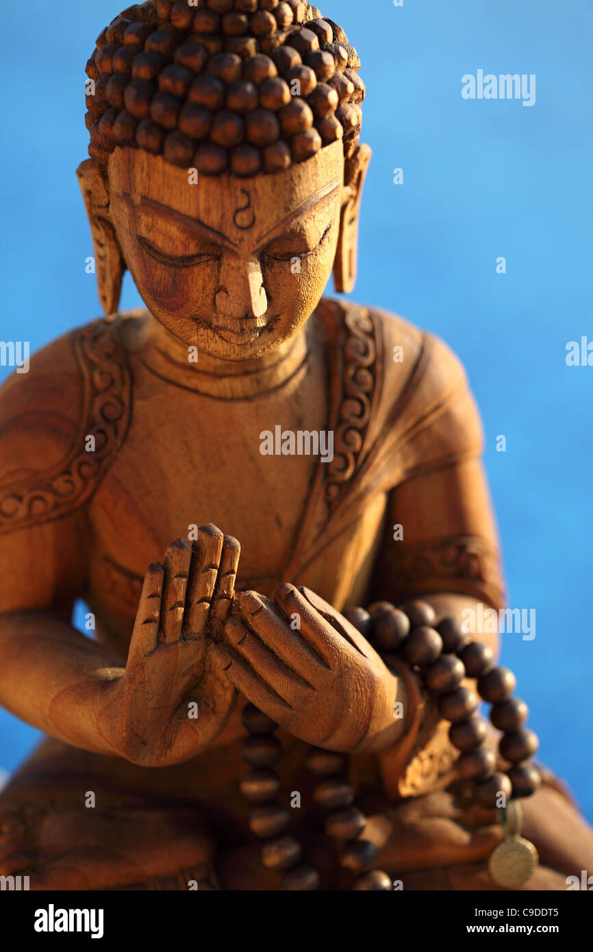 Maitreya il futuro Buddha tenendo un japamala Nepal Foto Stock