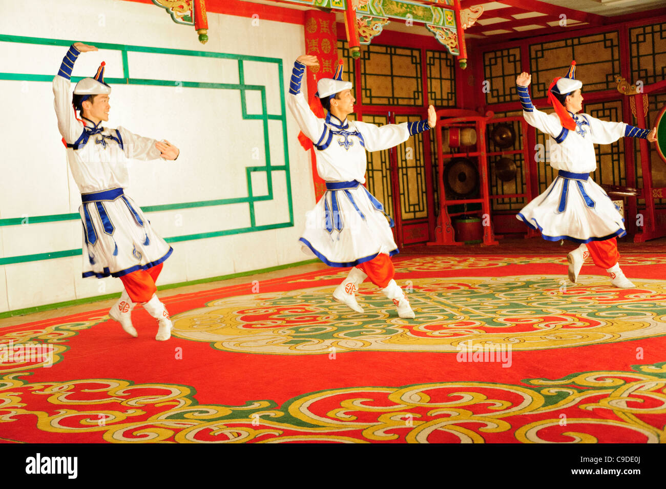 Tumen Ekh ensemble eseguire mongolo tradizionale danza, musica, teatro di Ulan Bator. Foto Stock
