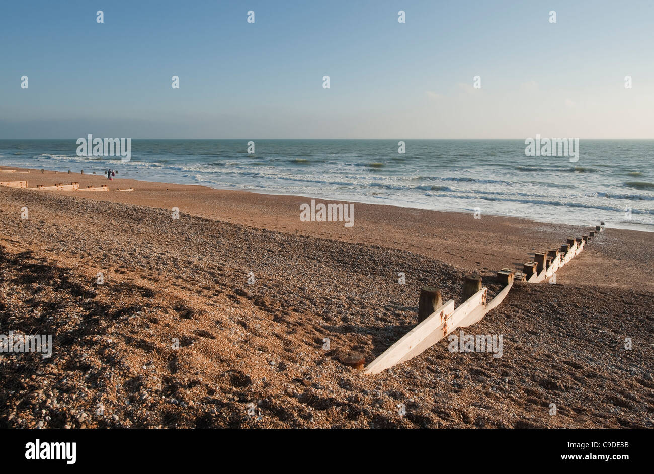 Mare pesca al largo della spiaggia di ciottoli a Bexhill on Sea, East Sussex, in autunno luce della sera Foto Stock